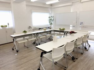 大きな窓のある明るい貸し会議室